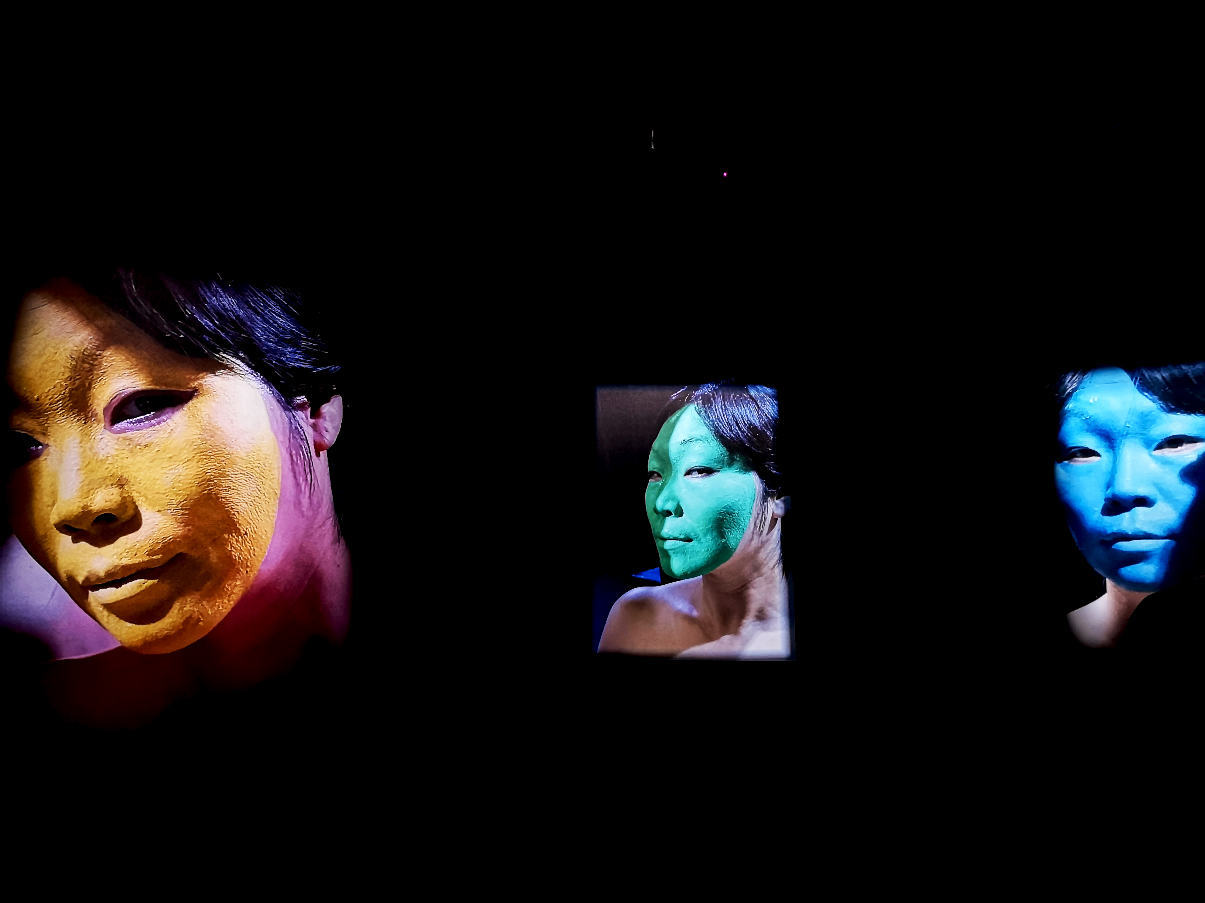 图11 杨青青,《我从不露出真相》, 2018, 影像成诗——新影像 不止所见展览现场，上海当代艺术馆（MoCA Shanghai)，2018年