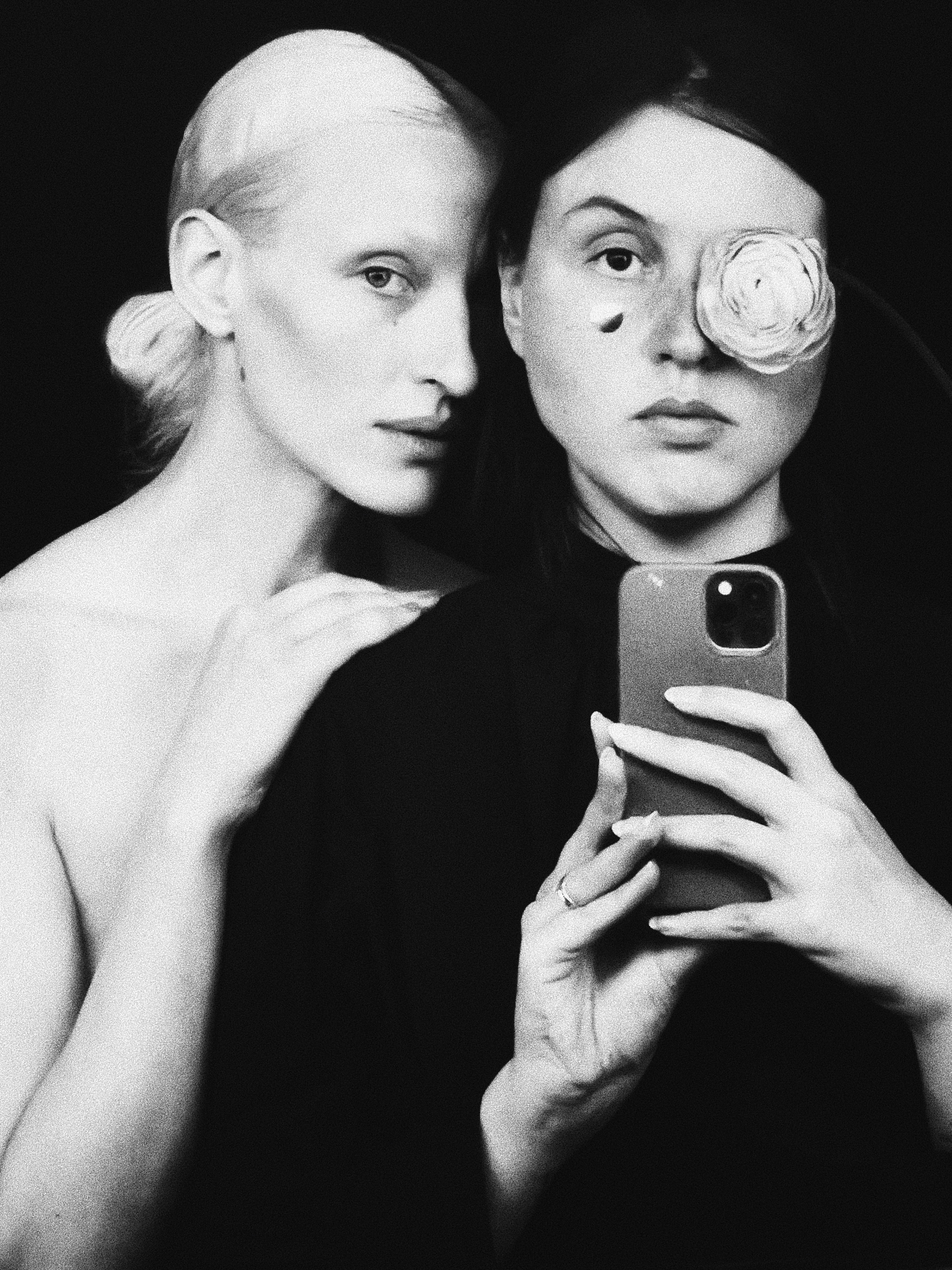 肖像照© Elizaveta Porodina -Self portrait with Maggie Maurer, muse and friend, 2021